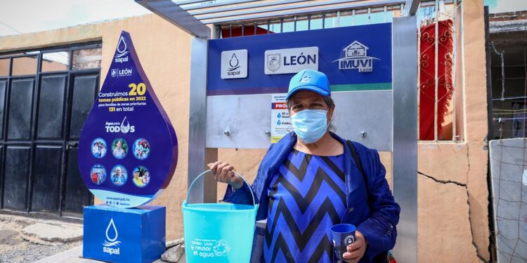 Instalan tomas públicas de agua potable en León