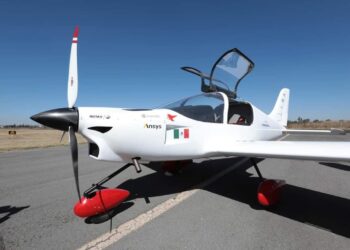 Realiza Halcón II vuelo inaugural; es el primer avión 100 % mexicano