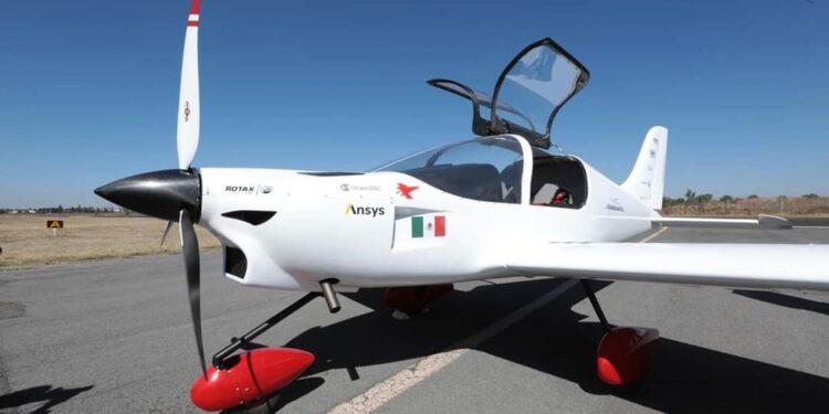 Realiza Halcón II vuelo inaugural; es el primer avión 100 % mexicano