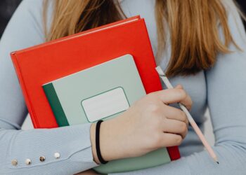 ¿Cómo solicitar apoyo de útiles escolares a la Dirección de Educación en León?