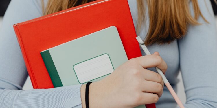 ¿Cómo solicitar apoyo de útiles escolares a la Dirección de Educación en León?