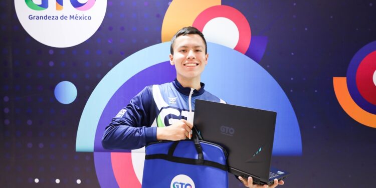 Entrega Gobierno de Guanajuato computadoras a estudiantes. ¿Cómo se obtiene este apoyo?