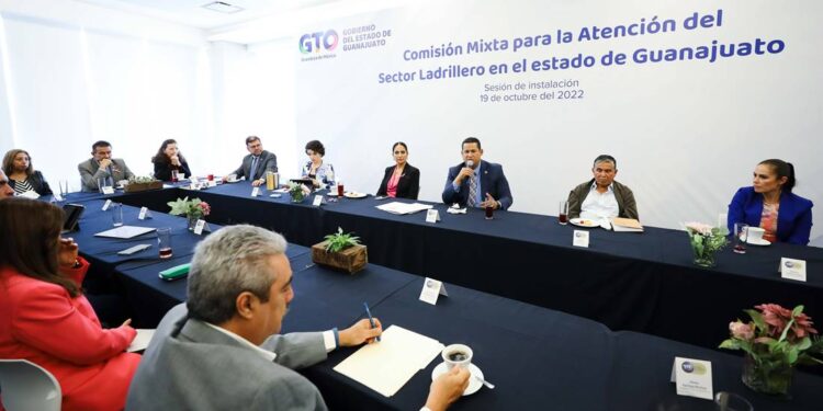 ¿Cuáles son los objetivos de la Comisión para atención del sector Ladrillero de Guanajuato?