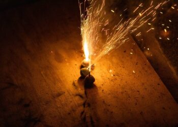 ¿Qué riesgos implica el uso de juguetería pirotécnica?