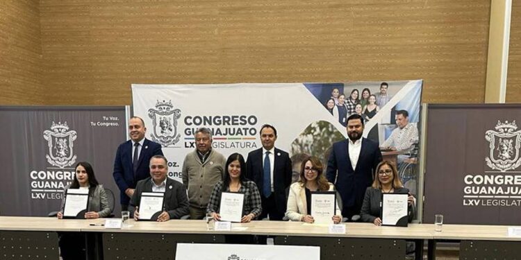 Suman esfuerzos Congreso de Guanajuato y Universidad Fuerza Migrante