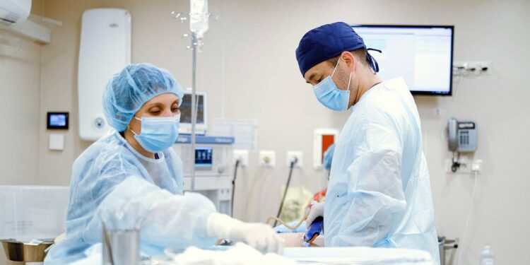 ¿Te harás una cirugía estética o reconstructiva? Revisa la lista de cirujanos certificados