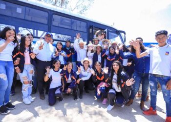 Estudiantes leoneses ya cuentan con autobús para trasladarse a clases en Sauz Seco