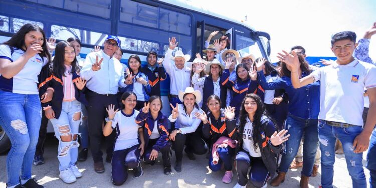 Estudiantes leoneses ya cuentan con autobús para trasladarse a clases en Sauz Seco