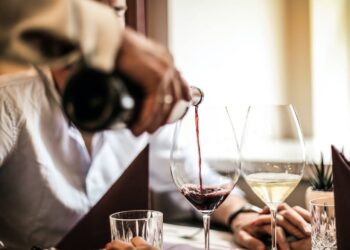 ¿Eres mesero? Capacítate en servicio del vino