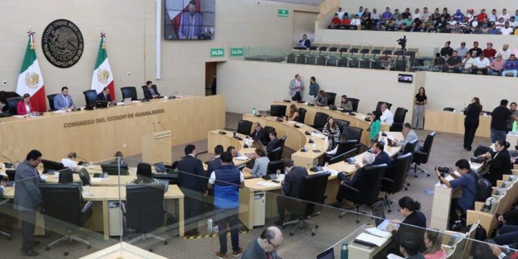 Rinde protesta primera rectora general de la Universidad de Guanajuato; ¿cuál es su proyecto de trabajo?