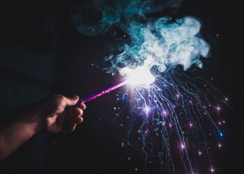 ¿Qué puedo hacer si mis vecinos usan juguetería de pirotecnia?
