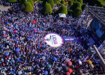 Libia Dennise cierra precampaña en León