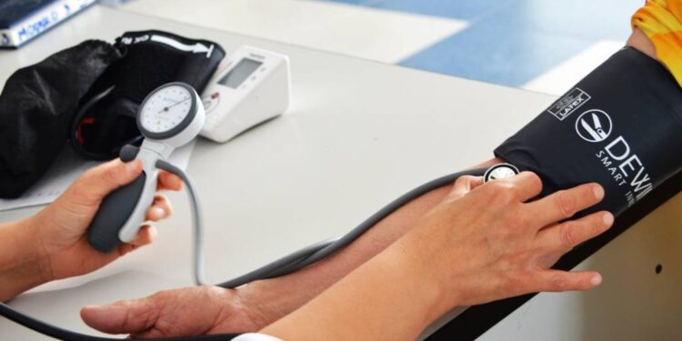 ¿No tienes derechohabiencia y padeces diabetes o hipertensión? Acude a las UNEMEs EC