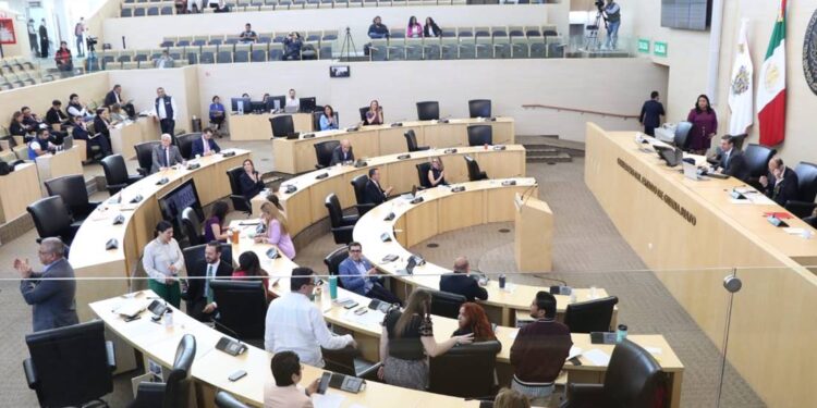 ¿En qué consisten las reformas en materia de servicios de salud para personas buscadoras?