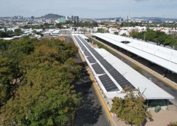 ¿Cuáles son las terminales del SIT León que cuentan con celdas fotovoltaicas y para qué sirven?