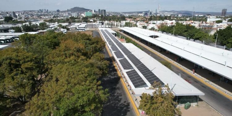 ¿Cuáles son las terminales del SIT León que cuentan con celdas fotovoltaicas y para qué sirven?
