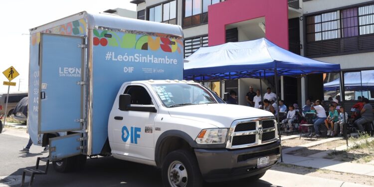 Comedor comunitario móvil del DIF León abre ruta en Brisas del Campestre
