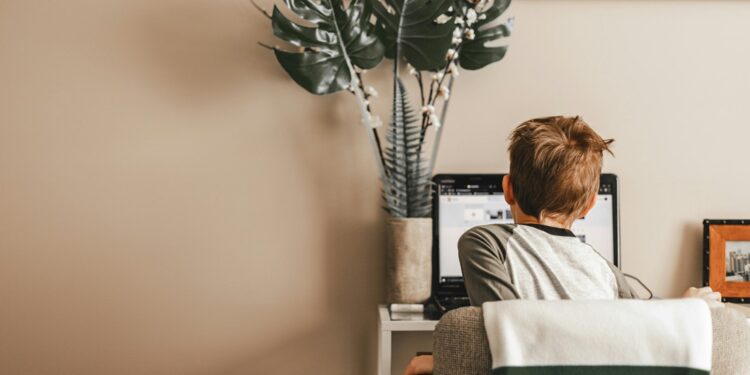 Seguridad en línea: cómo prevenir que niñas, niños y adolescentes caigan en retos peligrosos