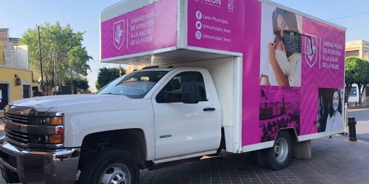 ¡Cuida tu salud! Este es el calendario de octubre del consultorio móvil rosa de León