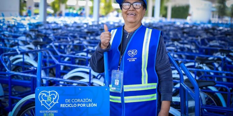 Equipan a recuperadores de León; aprovechan más de 19 mil toneladas de material reciclable