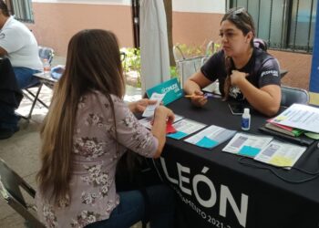 ¿En qué horarios operarán las oficinas de atención ciudadana de León en temporada vacacional?