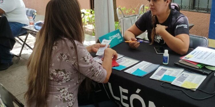 ¿En qué horarios operarán las oficinas de atención ciudadana de León en temporada vacacional?