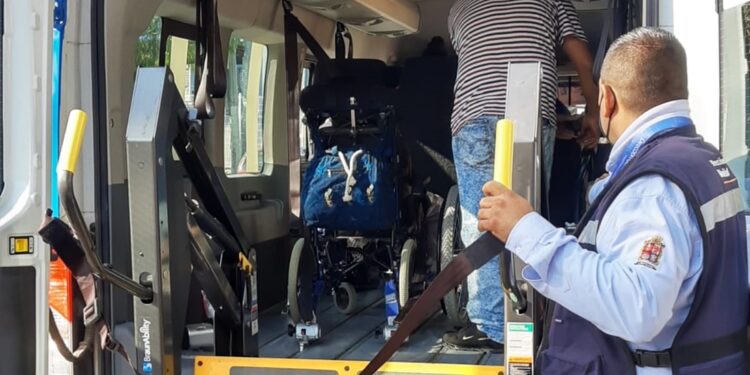 ¿En qué horarios operarán las oficinas de atención ciudadana de León en temporada vacacional?