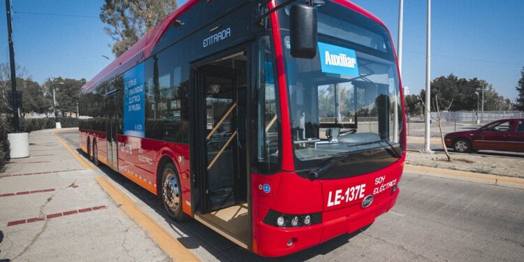 ¿Qué atribuciones tiene el Comité de Obra Pública de León?