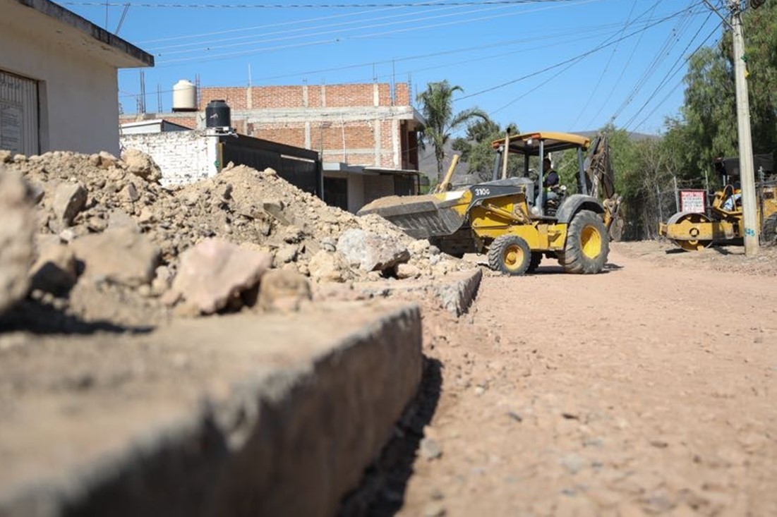 ¿Qué avances registran las obras de pavimentación en la comunidad Hacienda Arriba en León?