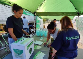 ¿Dónde se ubican los centros de reciclaje en León y qué materiales reciben?