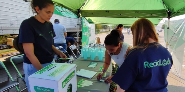 ¿Dónde se ubican los centros de reciclaje en León y qué materiales reciben?