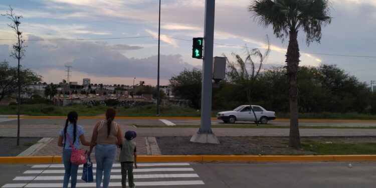 Entra en operación el nuevo cruce semaforizado de Villas de San Nicolás en León