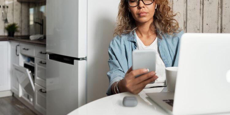 Analizan iniciativa para combatir violencia digital hacia las mujeres en Guanajuato